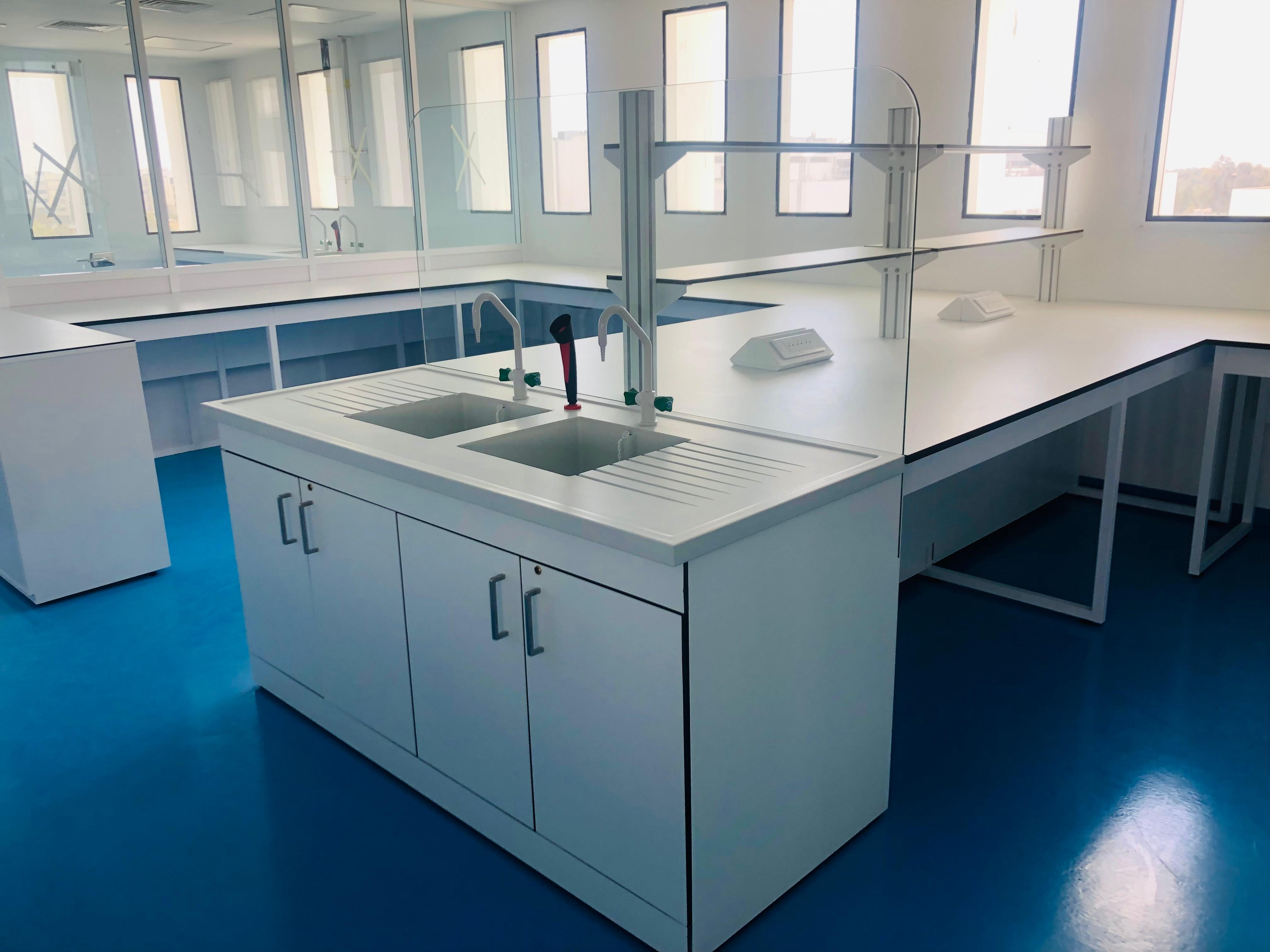 Laboratoire scientifique équipé