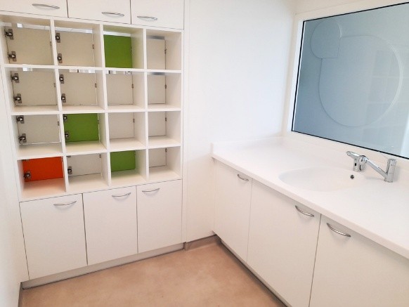 Salle médicale avec rangements professionnels